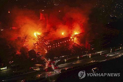 지난해 9월 반정부 시위 당시 불에 탄 네팔 대통령 관저 [AP 연합뉴스. 재판매 및 DB 금지]