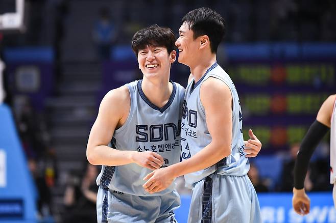 소노의 이정현과 김진유 [KBL 제공. 재판매 및 DB 금지]