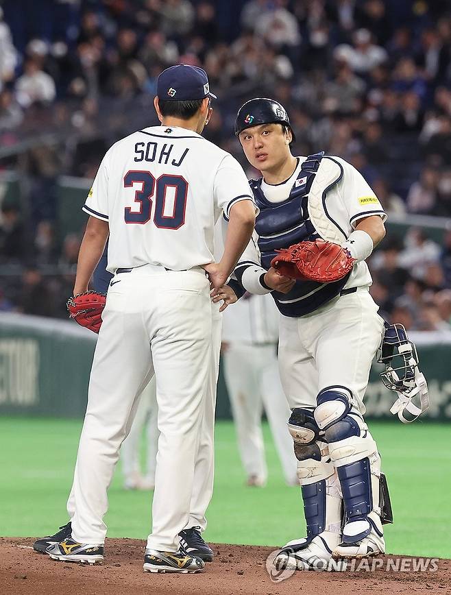 마운드에서 대화 나누는 소형준-박동원 (도쿄=연합뉴스) 임화영 기자 = 5일 일본 도쿄돔에서 열린 2026 월드베이스볼클래식(WBC) 조별리그 C조 1차전 한국과 체코의 경기.
    2회초 2사 만루 한국 선발 투수 소형준이 마운드로 올라온 포수 박동원과 대화하고 있다. 2026.3.5 hwayoung7@yna.co.kr
