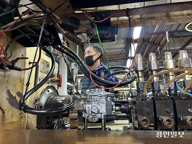 두원정공에서 일하는 노동자들. 2026.2.27 /목은수기자 wood@kyeongin.com
