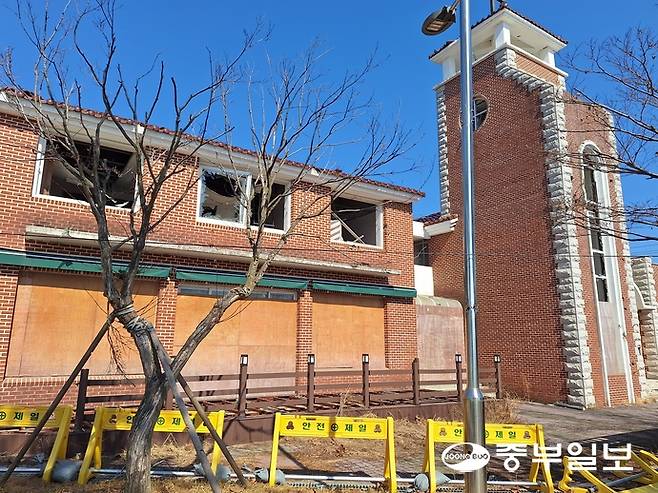 6일 포천 공군 전투기 오폭사고가 일어난지 1년이 됐다. 사진은 당시 피해를 입었던 승진 성당의 창문이 부서진 채 공사중인 모습. 김두현 기자