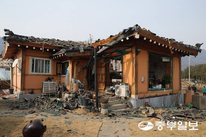 1년 전 공군기 오폭사고로 부서진 주택(승진성당 건너편). 중부일보DB