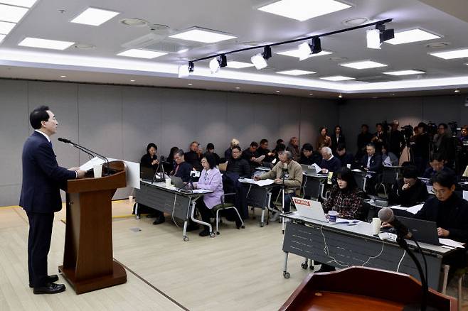 더불어민주당 박수현 국회의원이 6일 충남도청 브리핑룸에서 충남대전 통합특별시장 출마를 선언하는 기자회견을 하고 있다. 사진제공=박수현 의원실