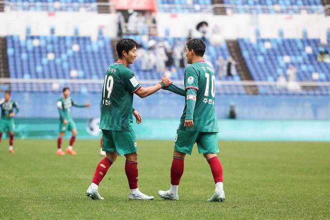 대전하나시티즌 주민규, 서진수 선수.(사진=대전하나시티즌 제공)