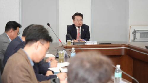 ◇춘천시는 지난 4일 스마트도시계획 수립 용역 중간 보고회를 열어 시민 의견 수렴 결과와 스마트 도시 서비스에 대한 중간 점검을 벌였다.