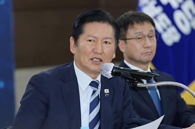 정청래 더불어민주당 대표가 6일 전남 영광농협에서 열린 최고위원회의에서 발언하고 있다. 연합뉴스