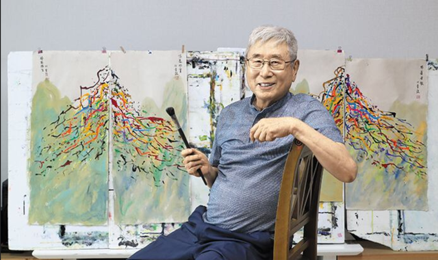 경북고 시절 화가를 꿈꾼 조동일 서울대 명예교수가 최근에 완성한 그림 앞에 앉아 있다. 조선일보 캡처.