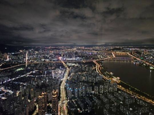 서울 송파구 롯데타워에서 바라본 서울 아파트 전경./한국금융신DB