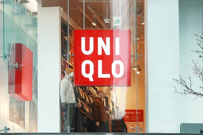 2023년 12월 11일 서울 시내 한 유니클로 매장에 상품이 진열돼 있다. (연합뉴스)