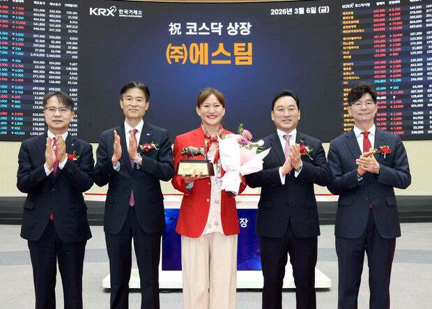 김소연 에스팀 대표(가운데)가 6일 이뤄진 상장식에 참석한 모습. /한국거래소 제공
