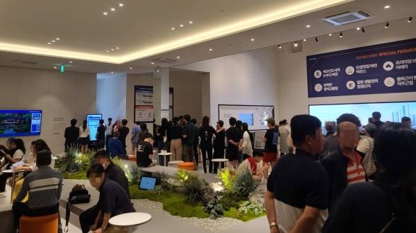 지난해 6월 오산 세교 아테라 견본주택에 방문객이 몰렸다./사진=금호건설