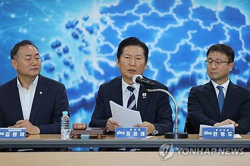 전남 영광 찾은 민주당 지도부(영광=연합뉴스) 김혜인 기자 = 더불어민주당 정청래 대표가 6일 전남 영광농협에서 열린 최고위원회의에서 발언하고 있다. 2026.3.6 in@yna.co.kr