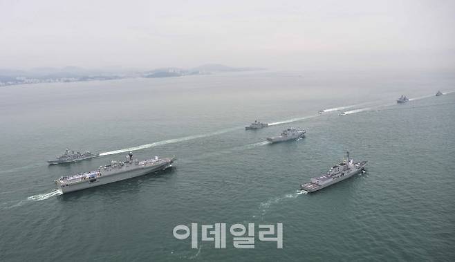 지난 해 9월 부산 인근 해상에서 개최된 ‘2025 대한민국해군 관함식’에서 해군 함정들이 해상사열을 하고 있다. (사진=해군)