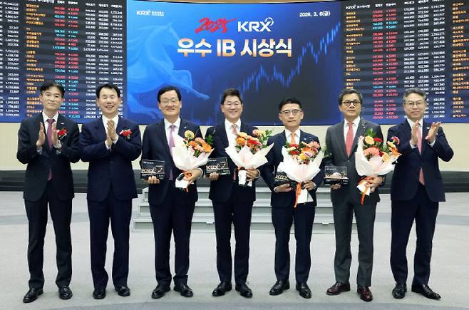 한국거래소가 6일 오후 서울사옥 홍보관에서 2025년 상장주관업무를 수행한 IB를 평가하여 우수IB를 선정하고 시상했다. (왼쪽부터) 민경욱 한국거래소 코스닥시장본부장, 정은보 한국거래소 이사장, 서정학 IBK투자증권 대표이사, 박종문 삼성증권 대표이사, 김미섭 미래에셋증권 대표이사, 강진두 KB증권 대표이사, 정규일 한국거래소 유가증권시장본부장. (사진=한국거래소)