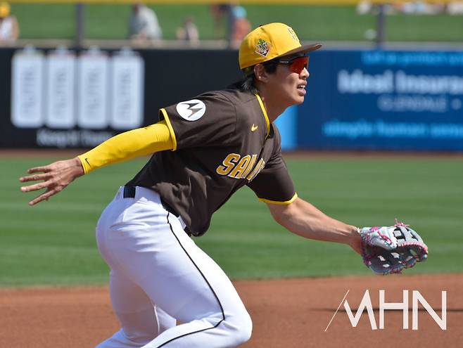 (송성문이 스프링캠프 경기에서 내야 수비를 하고 있다)