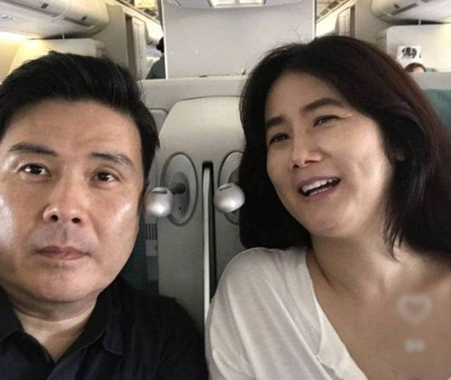 지상욱 전 의원과 심은하의 근황이 담긴 사진. 부부의 훈훈한 외모와 편안한 분위기가 돋보인다. 사진=온라인커뮤니티