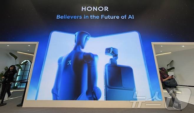 4일(현지시간) 스페인 바르셀로나에서 열린 모바일월드콩그레스(MWC) 2026 전시관에 중국 스마트폰 업체 아너(HONOR)의 AI 디바이스와 로봇 기술 비전을 소개하는 광고가 나오고 있다. 2026.03.04 ⓒ 뉴스1 김민수 기자