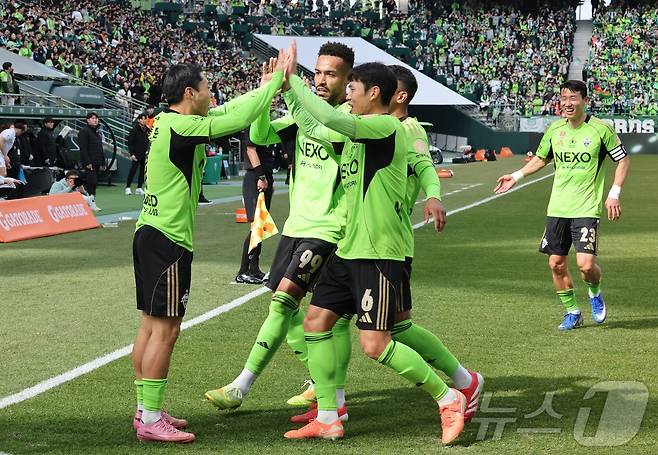 1일 전북 전주시 전주월드컵경기장에서 열린 하나은행 K리그1 2026 전북현대와 부천FC의 경기에서 전북현대 이동준이 골을 넣고 동료들과 기쁨을 나누고 있다. 2026.3.1 ⓒ 뉴스1 유경석 기자