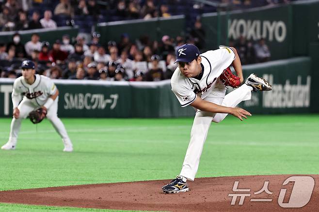 5일 오후 일본 도쿄돔에서 열린 2026 월드베이스볼클래식 C조 1차전 대한민국과 체코의 경기. 대한민국 선발투수 소형준이 역투하고 있다. 2026.3.5 ⓒ 뉴스1 구윤성 기자