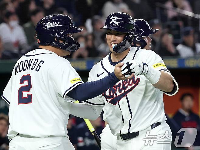 5일 오후 일본 도쿄돔에서 열린 2026 월드베이스볼클래식 C조 1차전 대한민국과 체코의 경기. 대한민국의 5회말 1사 1루 상황때 셰이 위트컴이 투런 홈런을 친 뒤 문보경과 기쁨을 나누고 있다. 2026.3.5 ⓒ 뉴스1 구윤성 기자