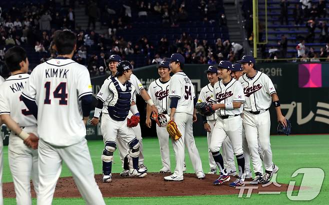 5일 오후 일본 도쿄돔에서 열린 2026 월드베이스볼클래식 C조 1차전 대한민국과 체코의 경기. 체코를 상대로 11대 4 승리를 거둔 대한민국 선수들이 기쁨을 나누고 있다. 2026.3.5 ⓒ 뉴스1 구윤성 기자