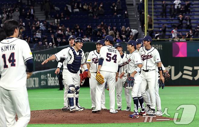 5일 오후 일본 도쿄돔에서 열린 2026 월드베이스볼클래식 C조 1차전 대한민국과 체코의 경기. 체코를 상대로 11대 4 승리를 거둔 대한민국 선수들이 기쁨을 나누고 있다. 2026.3.5 ⓒ 뉴스1 구윤성 기자