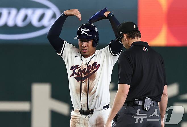 5일 오후 일본 도쿄돔에서 열린 2026 월드베이스볼클래식 C조 1차전 대한민국과 체코의 경기. 대한민국의 2회말 2사 1루 이정후 타석때 1루 주자 저마이 존스가 2루를 훔친 뒤 하트세리머니를 하고 있다. 2026.3.5 ⓒ 뉴스1 구윤성 기자