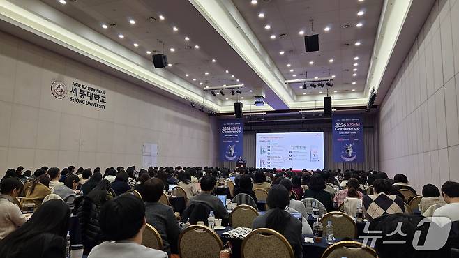 송우진 시그니처동물의료센터 원장이 1일 서울 광진구 세종대에서 강의를 하고 있다. ⓒ 뉴스1