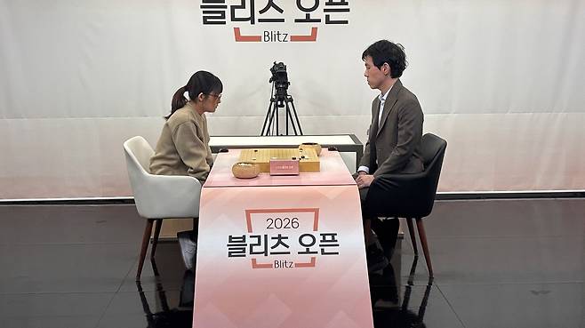 김주아 4단을 꺾고 4강에 오른 이창호 9단(오른쪽)(한국기원 제공)