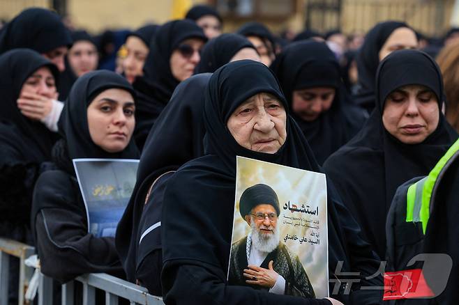 레바논의 친이란 시위에서 하메네이 죽음을 애도하는 참가자들. 2026.03.01 ⓒ 로이터=뉴스1