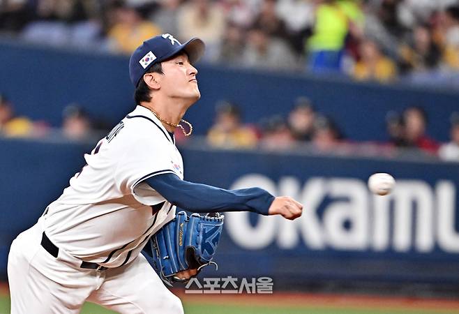 WBC 대한민국 야구대표팀의 고영표가 2일 일본 오사카 교세라돔에서 열린 한신 타이거즈와의 연습경기 5회말 등판해 힘차게 공을 던지고 있다. 2026. 3. 2. 오사카 | 박진업 기자 upandup@sportsseoul.com