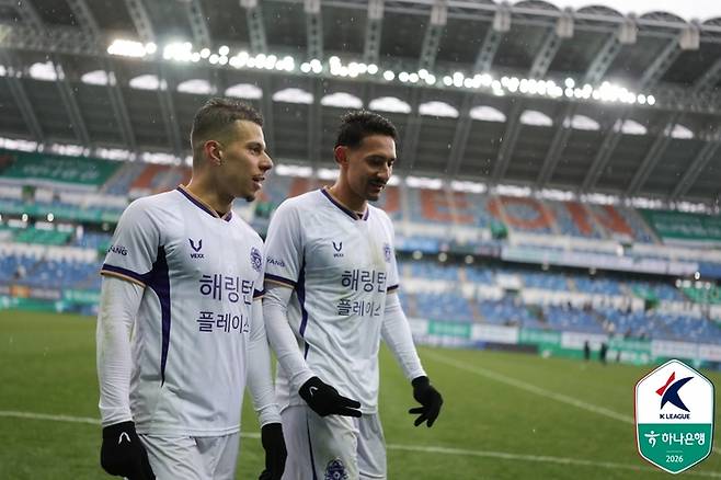 안양 마테우스(왼쪽)와 엘쿠라노. 사진 | 한국프로축구연맹