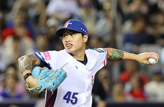 대만 린위민이 13일 오후 대만 타이베이돔에서 열린 세계야구소프트볼연맹(WBSC) 프리미어12 2024 B조 조별리그 대한민국과 경기서 역투하고 있다. 사진 | 타이베이=연합뉴스