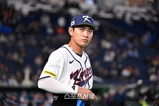 대한민국 야구대표팀의 주장 이정후가 5일 일본 도쿄 도쿄돔에서 열린 2026 월드 베이스볼 클래식(WBC) 조별리그 체코와의 경기에 앞서 관중석을 향해 인사를 하고 있다. 도쿄(일본) | 박진업 기자 upandup@sportsseoul.com