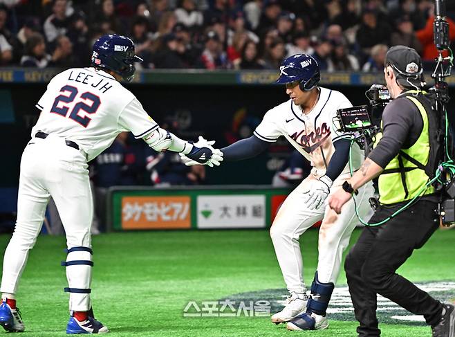 대한민국 야구대표팀의 저마이 존스(오른쪽)가5일 일본 도쿄 도쿄돔에서 열린 2026 월드 베이스볼 클래식(WBC) 조별리그 체코와의 경기 8회말 2사 솔로 홈런을 치고 이정후와 세리머니를 하고 있다. 2026. 3. 5.  도쿄(일본) | 박진업 기자 upandup@sportsseoul.com