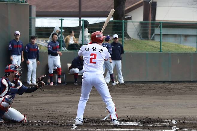 SSG 박성한이 3일 일본 미야자키 아야니시키바루 구장에서 열린 롯데전에서 타격하고 있다. 사진 | SSG 랜더스