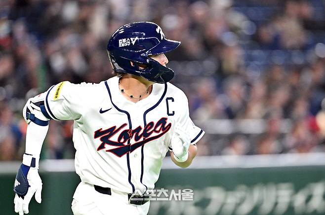 대한민국 야구대표팀의 이정후가 5일 일본 도쿄 도쿄돔에서 열린 2026 월드 베이스볼 클래식(WBC) 조별리그 체코와의 경기 8회말 2사 안타를 친 뒤 1루로 진루해 있다. 이정후가 착용하고 있는 목걸이는 1500만원대의 반클리프.  도쿄(일본) | 박진업 기자 upandup@sportsseoul.com
