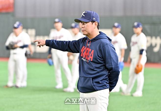 WBC 대한민국 야구대표팀의 류지현 감독이 4일 일본 도쿄 도쿄돔에서 진행된 첫 훈련 중 선수들을 바라보고 있다. 도쿄(일본) | 박진업 기자 upandup@sportsseoul.com