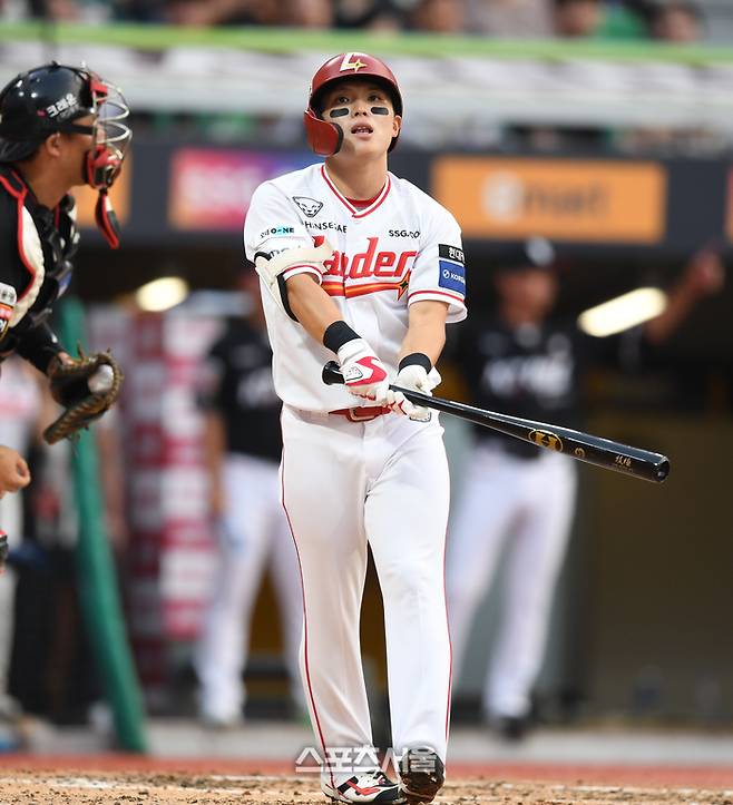 SSG 정준재가 8일 인천 SSG랜더스필드에서 열린 2025 KBO리그 KT와 경기 2회말 1사만루 삼진을 당한 후 허탈해하고 있다. 문학 | 최승섭 기자 thunder@sportsseoul.com