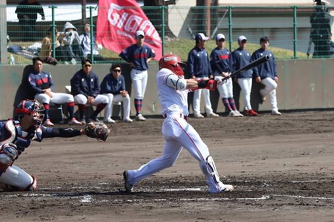 SSG 정준재가 3일 일본 미야자키 아야니시키바루 구장에서 열린 롯데전에서 타격에 임하고 있다. 사진 | SSG 랜더스