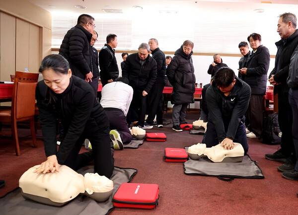 '2026 KPGA 경기위원 세미나'에서 응급처치 교육에 참여하고 있는 KPGA 경기위원. /사진=KPGA