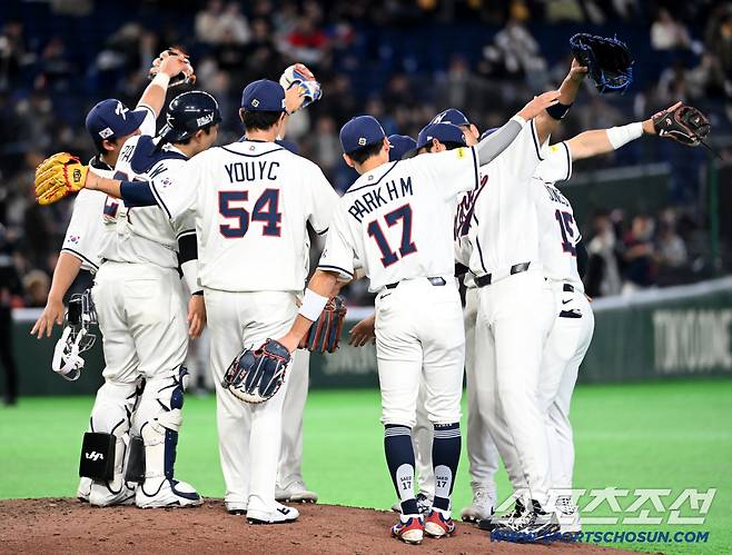 5일 일본 도쿄돔에서 열린 WBC(월드베이스볼클래식) 한국과 체코의 경기. 한국이 11대4로 승리했다. 마운드에 모여 전세기 세리머니를 선보이는 선수들의 모습. 도쿄(일본)=허상욱 기자wook@sportschosun.com/2026.03.05/