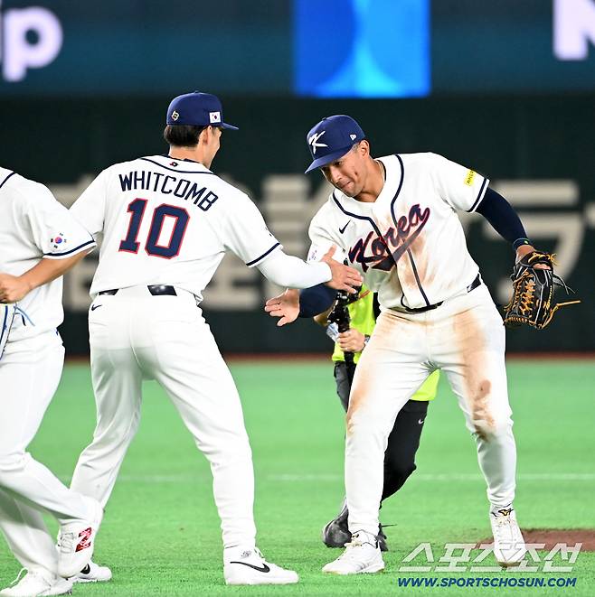 5일 일본 도쿄돔에서 열린 WBC(월드베이스볼클래식) 한국과 체코의 경기. 한국이 11대4로 승리했다. 전세기 세리머니를 선보이는 위트컴과 존스의 모습. 도쿄(일본)=허상욱 기자wook@sportschosun.com/2026.03.05/