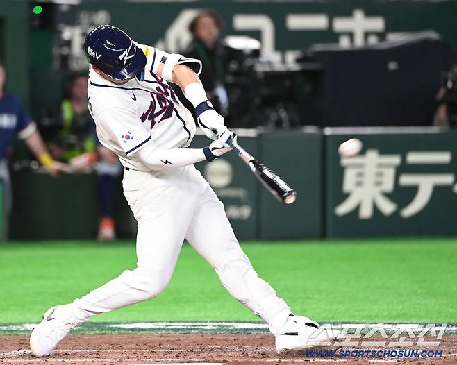 한국 대표팀 3루수 셰이 위트컴이 5일 도쿄돔에서 열린 WBC 조별 라운드 체코전에서 3회말 좌월 솔로홈런을 터뜨리고 있다. 도쿄(일본)=허상욱 기자wook@sportschosun.com