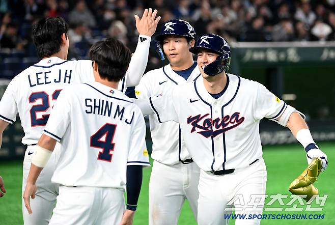 셰이 위트컴이 5회말 투런홈런을 터뜨리고 들어와 이정후, 신민재와 하이파이브를 하고 있다. 도쿄(일본)=허상욱 기자wook@sportschosun.com