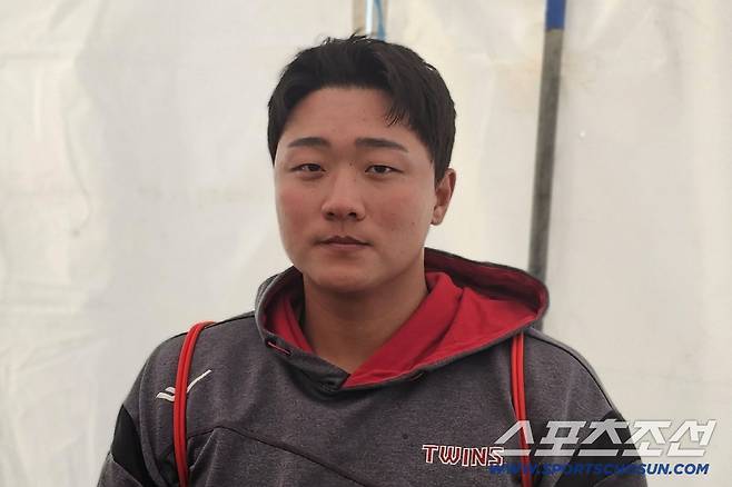 LG 트윈스 이재원이 5일 삼성 라이온즈와의 연습경기 후 인터뷰를 하고 있다. 오키나와=권인하 기자