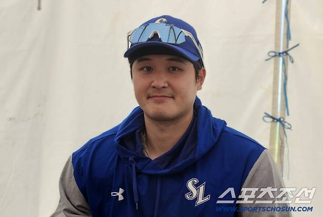 삼성 라이온즈 최원태가 5일 LG 트윈스와의 연습경기 후 인터뷰를 하고 있다. 오키나와=권인하 기자