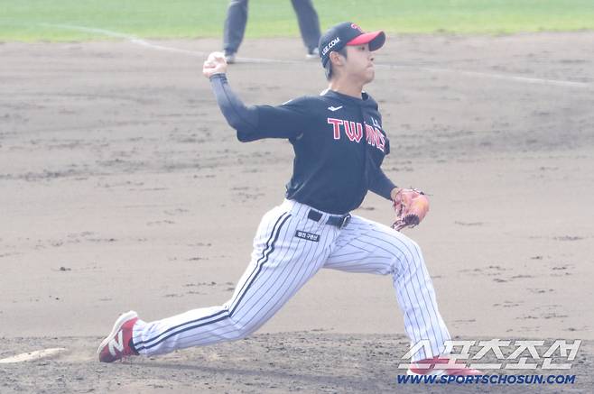 LG 트윈스 우강훈이 5일 삼성 라이온즈와의 연습경기서 역투하고 있다. 사진제공=LG 트윈스