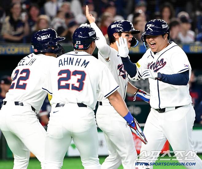 5일 일본 도쿄돔에서 열린 WBC(월드베이스볼클래식) 한국과 체코의 경기. 1회말 1사 만루 문보경이 선제 만루홈런을 치고 기쁨을 나누고 있다. 도쿄(일본)=허상욱 기자wook@sportschosun.com/2026.03.05/