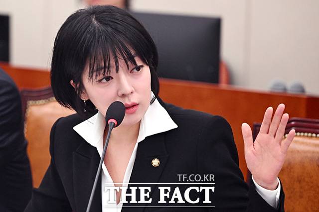 배현진 국민의힘 의원이 6일 오전 서울 여의도 국회에서 열린 외교통일위원회 전체회의에 참석해 조현 외교부 장관에게 중동 사태 관련 질의를 하고 있다. /국회=남용희 기자